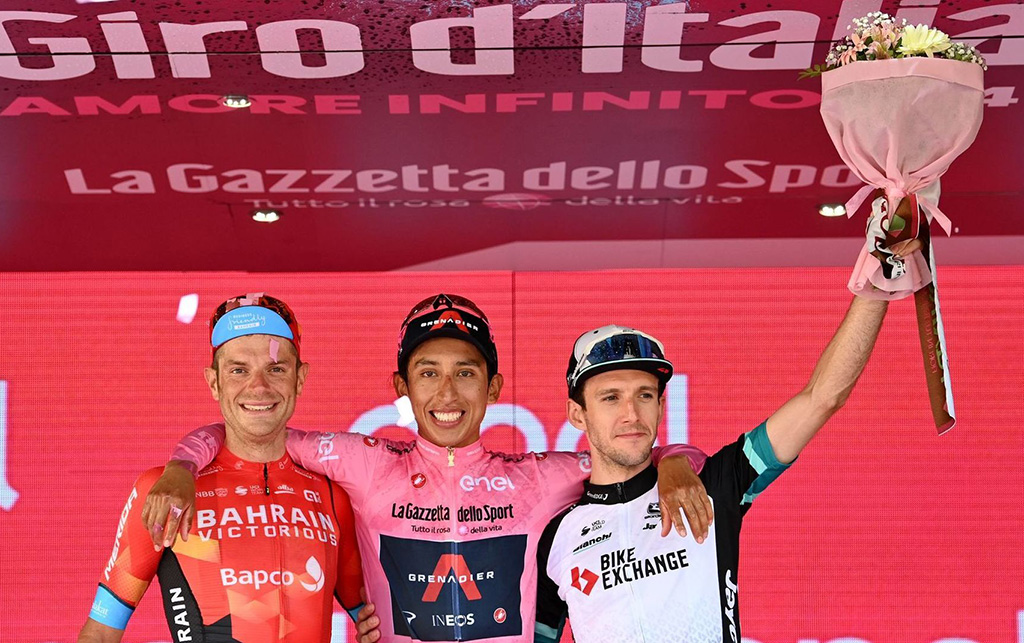 Bernal y Yates en el podio final del Giro de Italia