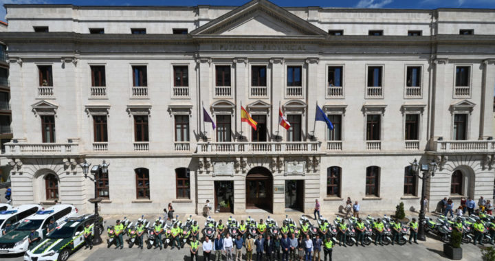 Efectivos de la Guardia Civil y Autoridades en frente del Palacio Provincial